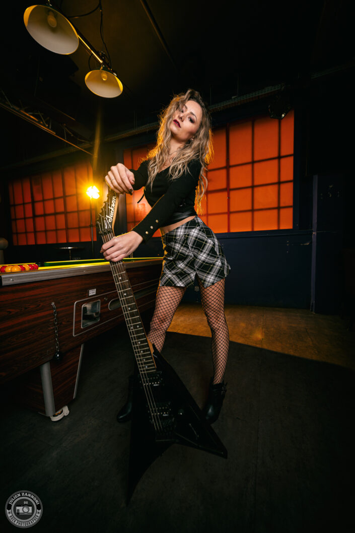 Floriane Sache, Miss Léman 2024, lors d'un shooting rock à La Fabrique à Amancy - photographie par Julien Zannoni