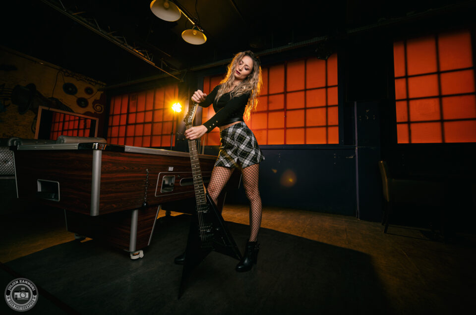 Floriane Sache, Miss Léman 2024, lors d'un shooting rock à La Fabrique à Amancy - photographie par Julien Zannoni