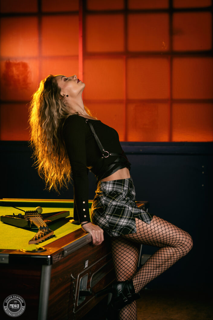 Floriane Sache, Miss Léman 2024, lors d'un shooting rock à La Fabrique à Amancy - photographie par Julien Zannoni