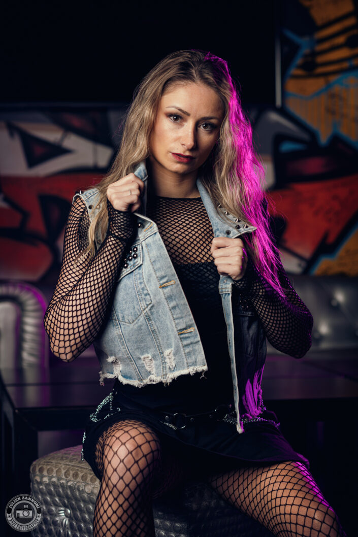 Floriane Sache, Miss Léman 2024, lors d'un shooting rock à La Fabrique à Amancy - photographie par Julien Zannoni