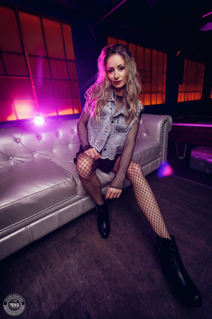 Floriane Sache, Miss Léman 2024, lors d'un shooting rock à La Fabrique à Amancy - photographie par Julien Zannoni
