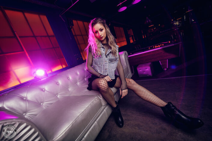 Floriane Sache, Miss Léman 2024, lors d'un shooting rock à La Fabrique à Amancy - photographie par Julien Zannoni