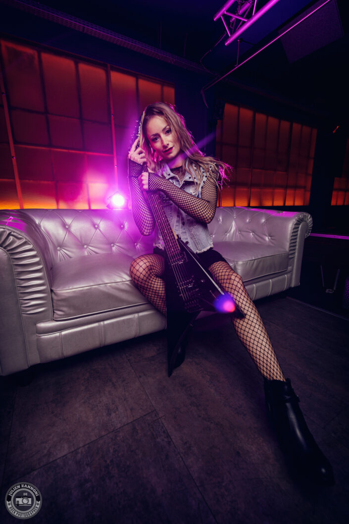 Floriane Sache, Miss Léman 2024, lors d'un shooting rock à La Fabrique à Amancy - photographie par Julien Zannoni