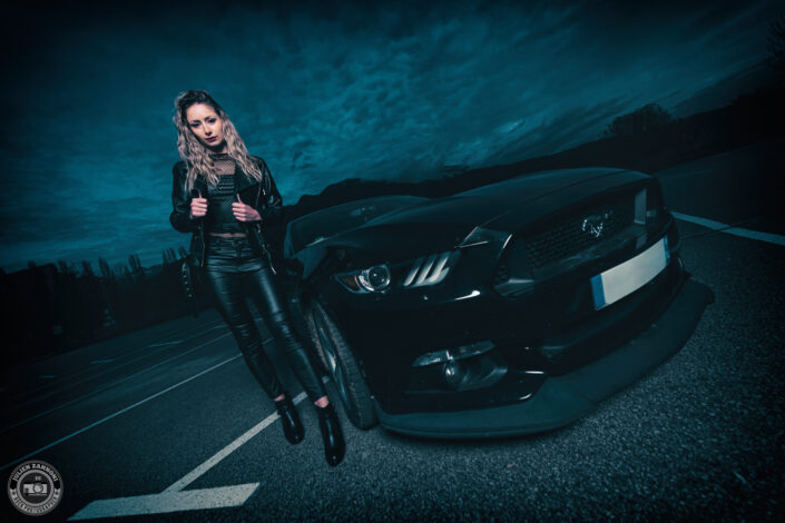 Floriane Sache, Miss Léman 2024, lors d'un shooting rock à La Fabrique à Amancy avec une Ford Mustang - photographie par Julien Zannoni