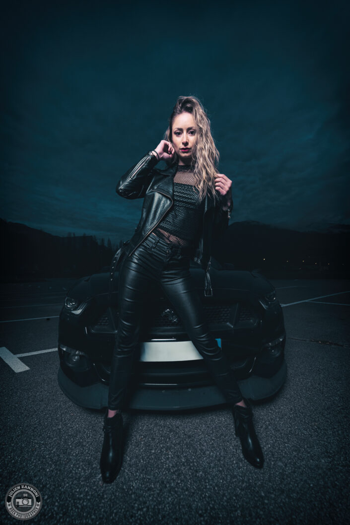 Floriane Sache, Miss Léman 2024, lors d'un shooting rock à La Fabrique à Amancy avec une Ford Mustang - photographie par Julien Zannoni