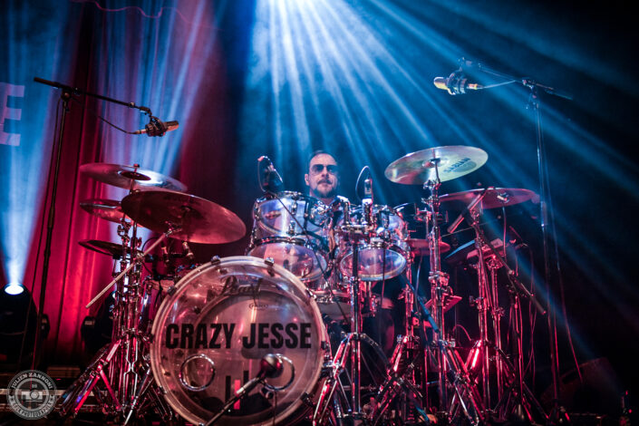 Photos du concert de Crazy Jesse à L'Atelier à Cluses : performance rock brut avec basse, batterie et chant puissant, invité spécial à la guitare sur le dernier morceau.