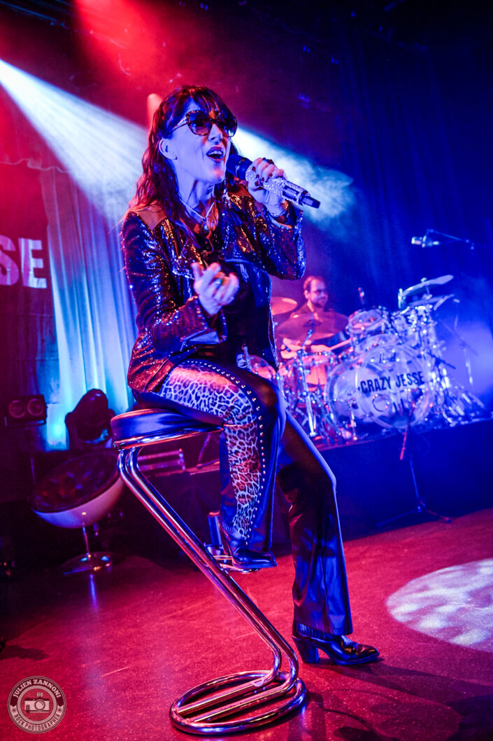 Photos du concert de Crazy Jesse à L'Atelier à Cluses : performance rock brut avec basse, batterie et chant puissant, invité spécial à la guitare sur le dernier morceau.