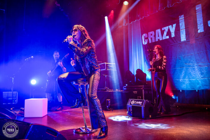 Photos du concert de Crazy Jesse à L'Atelier à Cluses : performance rock brut avec basse, batterie et chant puissant, invité spécial à la guitare sur le dernier morceau.