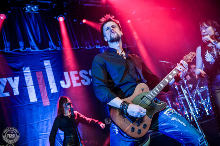 Photos du concert de Crazy Jesse à L'Atelier à Cluses : performance rock brut avec basse, batterie et chant puissant, invité spécial à la guitare sur le dernier morceau.