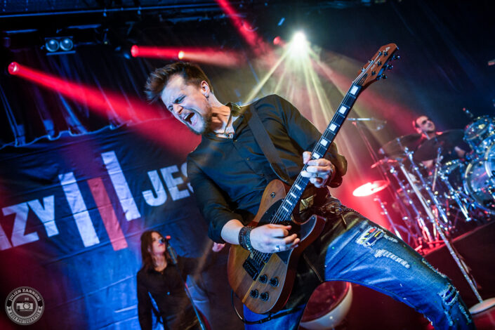 Photos du concert de Crazy Jesse à L'Atelier à Cluses : performance rock brut avec basse, batterie et chant puissant, invité spécial à la guitare sur le dernier morceau.