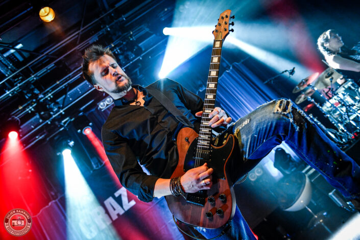 Photos du concert de Crazy Jesse à L'Atelier à Cluses : performance rock brut avec basse, batterie et chant puissant, invité spécial à la guitare sur le dernier morceau.