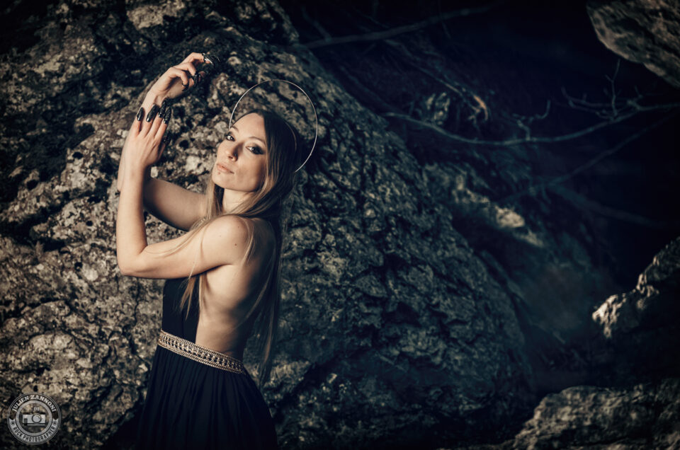 Floriane en robe noire dans une forêt rocheuse, photographie artistique par Julien Zannoni