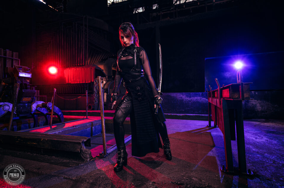 Shooting promo metal de Laurhell dans une usine désaffectée avec un katana