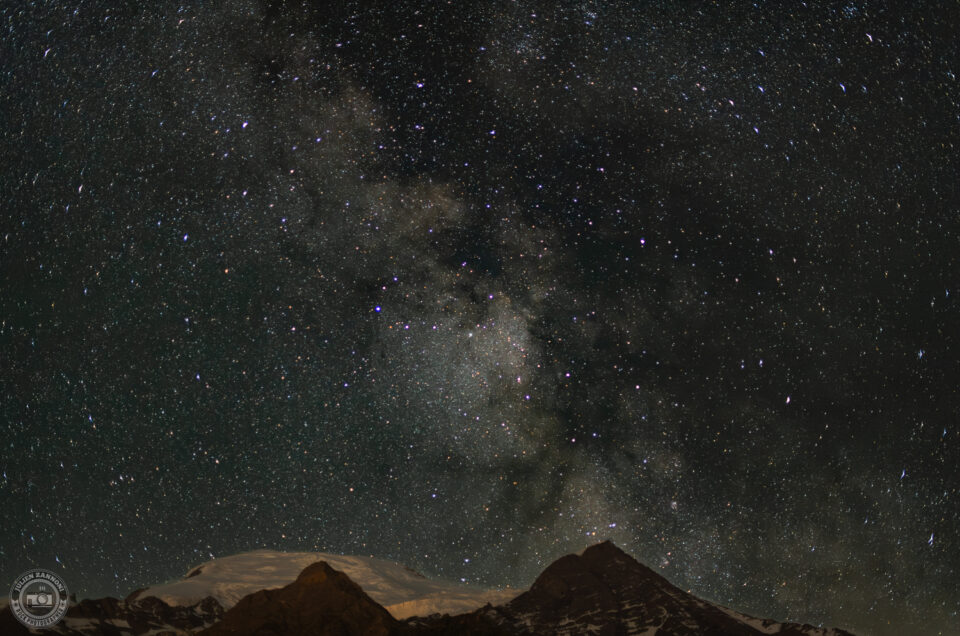 Voie lactée au-dessus de la chaîne du Mont-Blanc, photographiée depuis la vallée de Chamonix par une nuit de ciel clair.